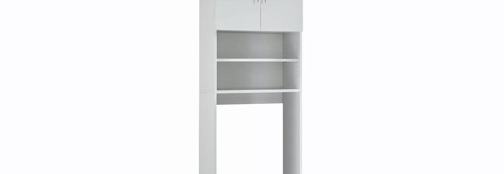 Ein Waschmaschinenschrank vor einem hellgrauen Hintergrund